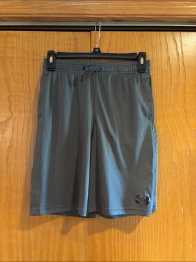 Under Armour, Boys gray basketball shorts, Youth L